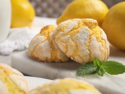 Limonlu bademli kurabiye: kitapçığın 23. sayfasındaki yemek görseli