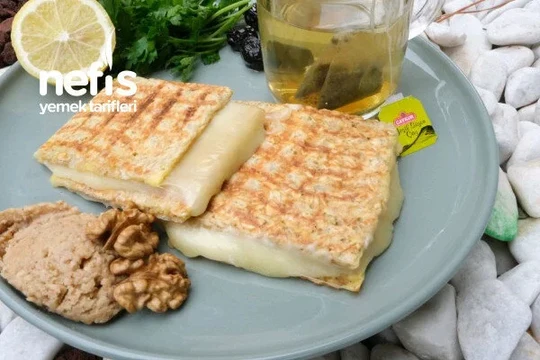 Peynirli krep tost: kitapçığın 27. sayfasındaki yemek görseli