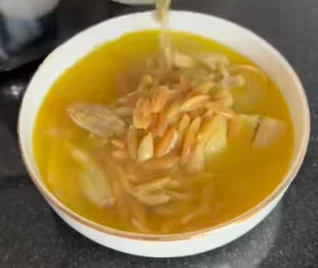 Tavuk çorbası: kitapçığın 9. sayfasındaki yemek görseli
